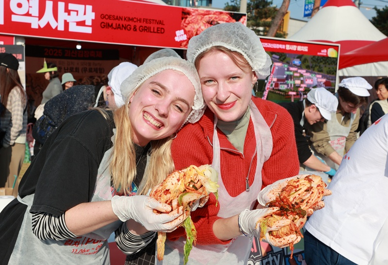 괴산군, 국내 거주 인플루언서 및 외국인 120명 초청 ‘김장축제 팸투어’ 진행 (5).jpg