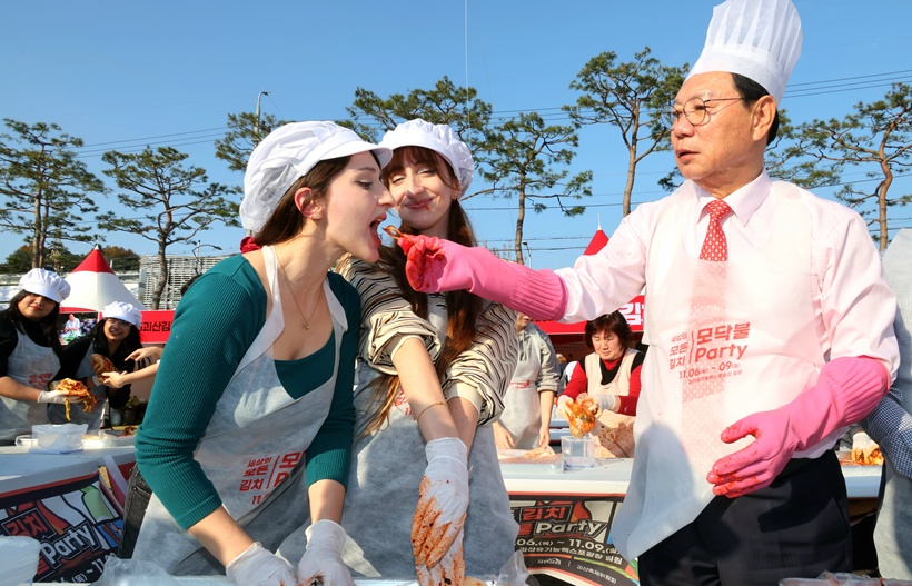 괴산군, 국내 거주 인플루언서 및 외국인 120명 초청 ‘김장축제 팸투어’ 진행.jpg