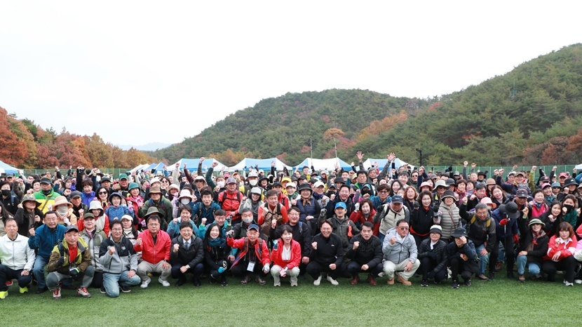 11.7.보은군, 단풍길 따라 힐링걷기‘속리산 둘레길 걷기 축제’ 성황리 마무리-출발전 단체사진.jpg