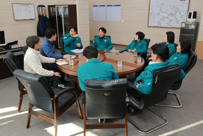 2025-11-10_증평군의회 보도자료_증평군의회, 한국수자원공사 방문 '단수 피해 실질 보상과 관로 복선화 확대' 요구(2).jpeg