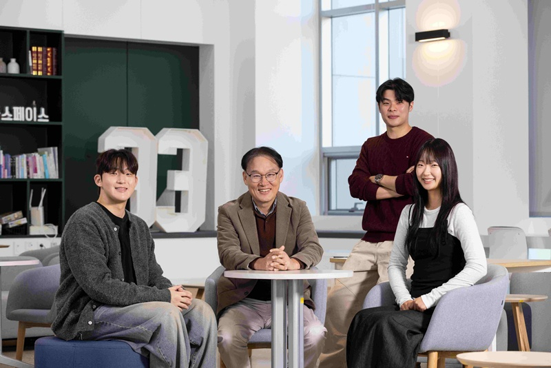 2. (사진) 2025 캠퍼스 특허 유니버시아드 대회’에서 대통령상을 수상한 한국기술교육대학교 학생들과 진경복 지도교수.jpg