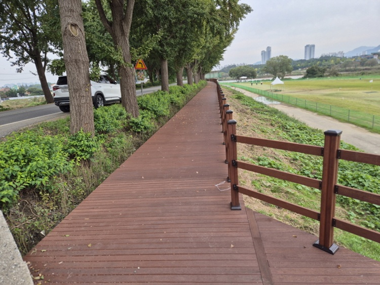 2. 아산시, 곡교천 북단 수변데크 부분 개통.jpg