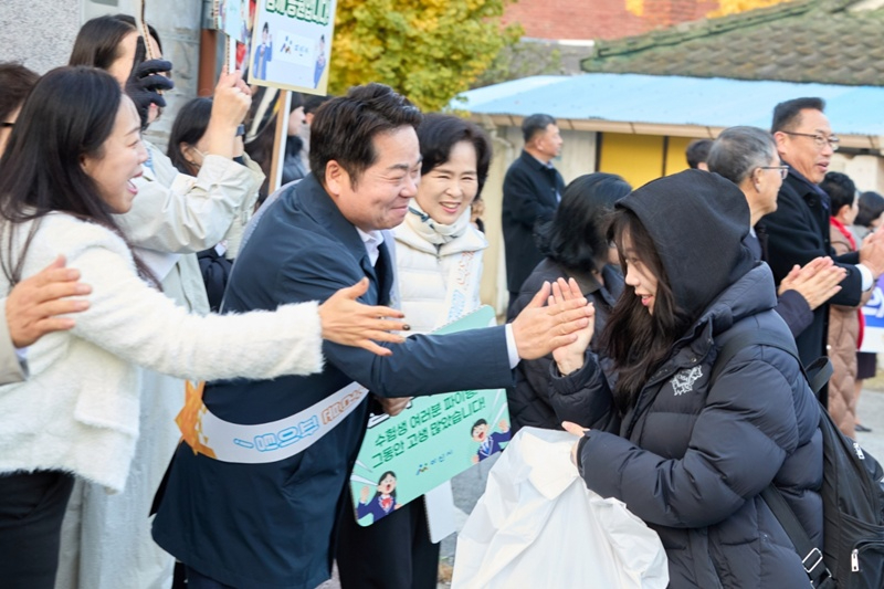 1. “수험생 여러분 힘내세요!” 오세현 아산시장, 수능 현장서 수험생 응원 (1).jpg