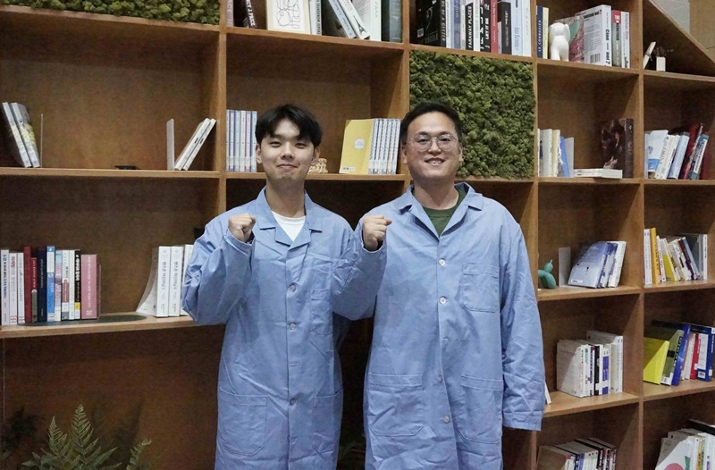 (사진) 한국기술교육대학교 에너지신소재공학전공 조윤행 석사과정생 (좌), 심영석 교수 (우).jpg