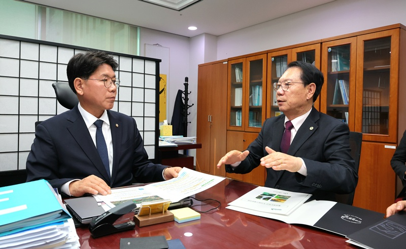 13일, 송인헌 군수가 국회를 방문해 이재관 국회의원에게 괴산군 지역 현안사업의 필요성을 설명하고 있다 (3).jpg