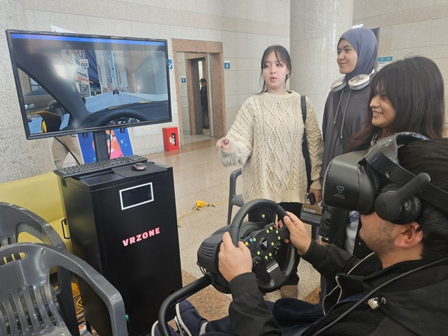 사진 1. VR 가상음주체험을 하고 있다.jpg