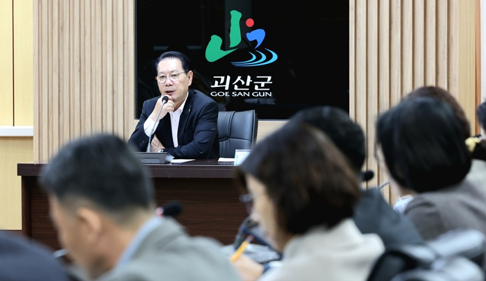 17일, 송인헌 군수가 확대간부회의에서 공직기강 확립과 적극행정을 당부하고있다.jpg