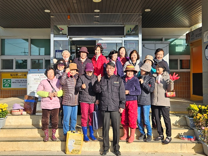 괴산군 청안면 생활개선회, 청안동헌(안민헌) 환경정비 나서 (2).jpg