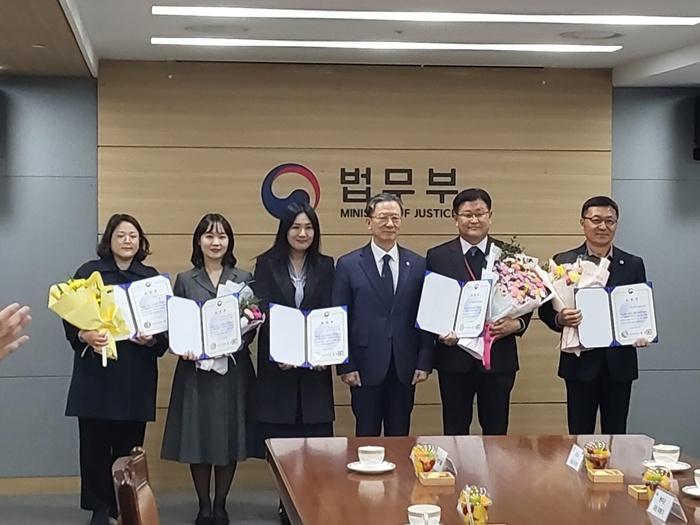 괴산군, 외국인계절근로자 인권보호 공로로 법무부장관 표창 수상 (2).JPG