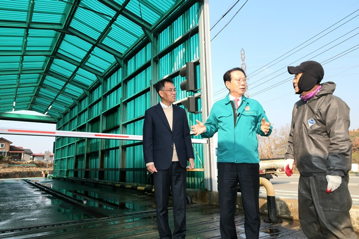20일, 송인헌 군수가 사리면 거점소독소를 방문해 현장을 점검하고 있다.jpg