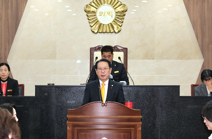송인헌 군수가 21일 열린 제347회 괴산군의회 제2차 정례회에서 시정연설을 하고 있다.jpg