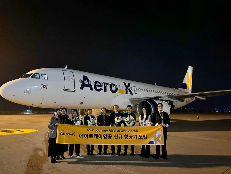 사진2. 24일 신규도입항공기 앞 임직원_밝기조절.jpg
