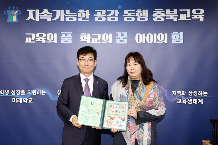 윤건영 충북교육감, 크리스마스씰 성금 전달 사진 1.jpg