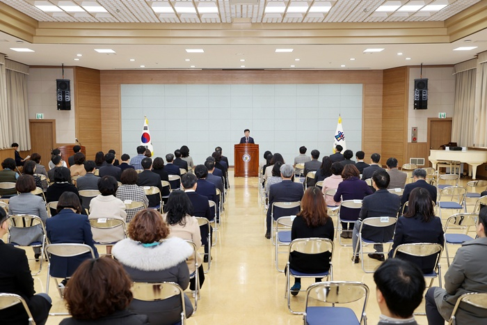 윤건영 교육감, 12월 월례조회 실시 사진 1.jpg