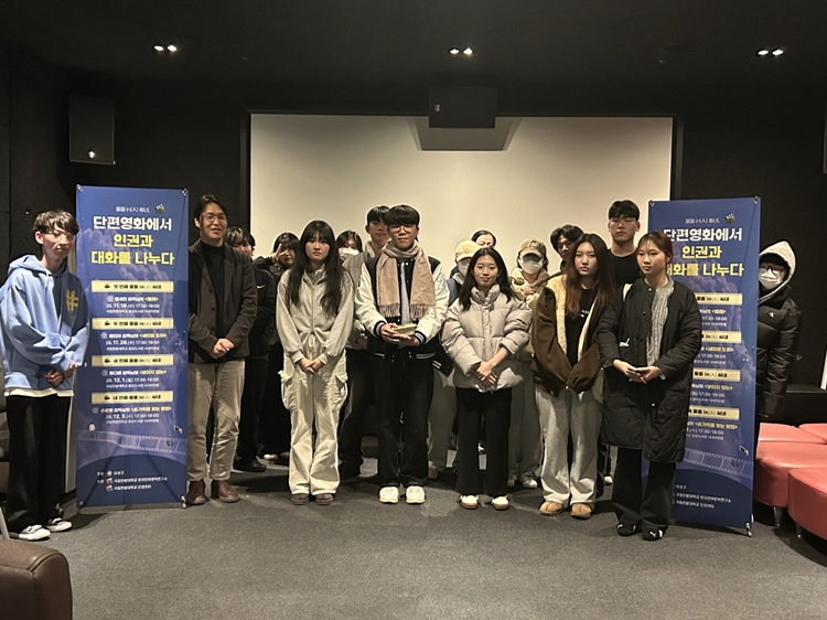 국립한밭대학교 물듦인씨네_손윤희 감독과의 만남 기념촬영.jpg
