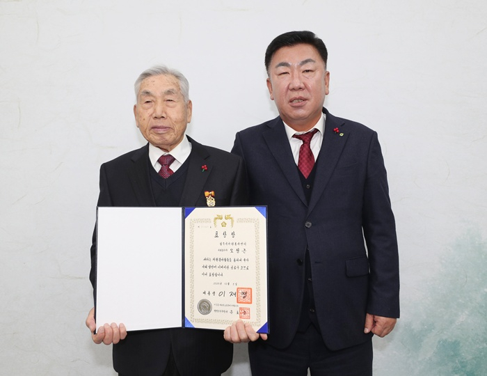 17.1 ‘63년 봉사’ 청주시 최고령 자원봉사자 오정근 옹, 대통령 표창. 사진(왼쪽부터 오정근 옹, 이범석 청주시장).jpg