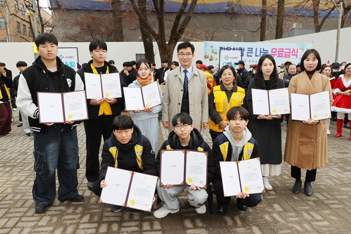 윤건영 교육감, 상당공원 급식나눔 봉사활동 참여 사진 1.jpg