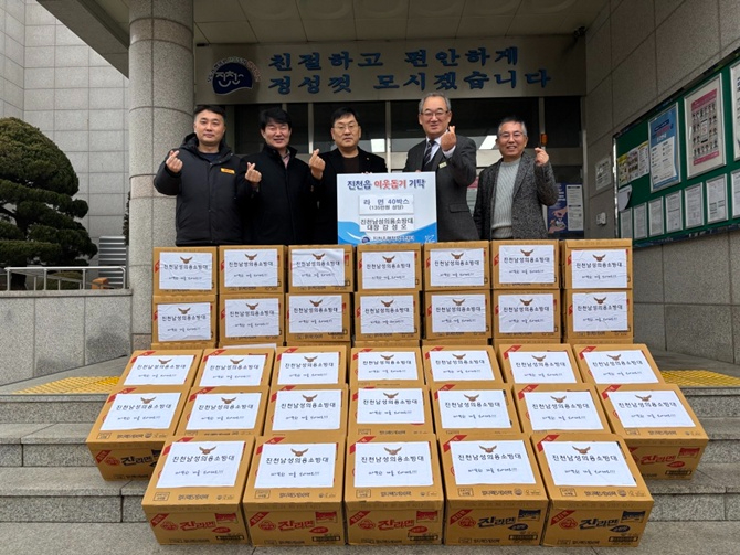 기탁식 사진(왼쪽에서 3번째 강성오 대장).jpg