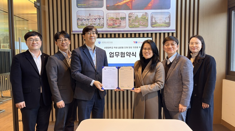 사진 1. 협약 후 기념촬영(좌 김희준 한국TOEIC위원회 본부장, 우 김선옥 선문대학교 외국어교육원장).jpg