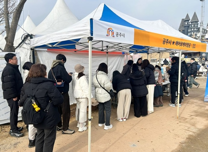 사진3.줄서는 홍보부스.jpg