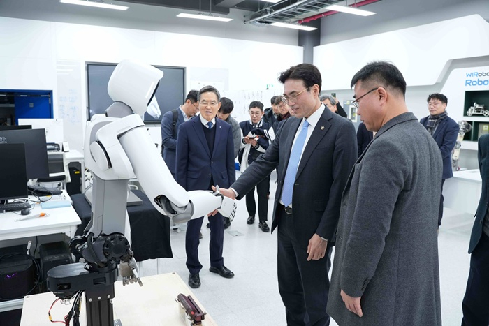 (사진 1) 권창준 고용노동부 차관, 한국기술교육대학교 현장 방문.JPG