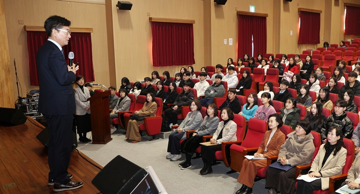 (2.9.보도자료)충북교육청, 유,초,중등 신규 임용(예정) 교사 직무연수 운영(사진1).jpg