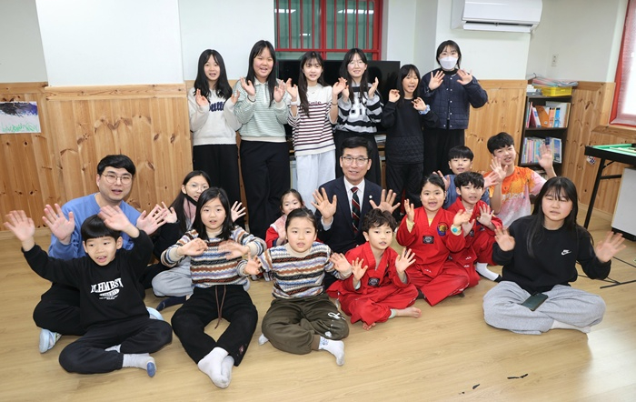 (2.11. 보도자료) 충북교육청, 설 명절 맞아 아동복지시설 방문 따뜻한 공감 동행 실천(사진1- 청개구리 지역아동센터).jpg