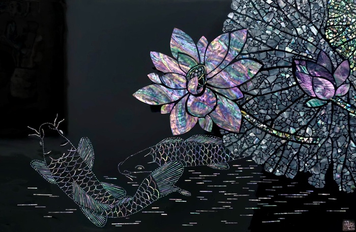 윤지숙_2025_연꽃과잉어_옻판에 천연 자개_30×45cm.jpg