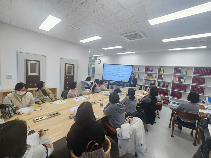 교육도서관, 느린학습자 독서지원 _같이 읽기_ 운영(사진- 자원봉사자 교육).jpg