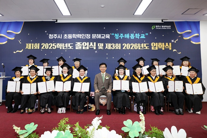 운건영 교육감, 청주시평생학습관 찾아 학력인정서 수여.jpg