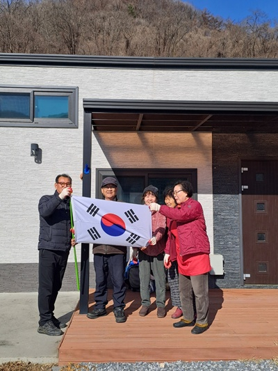 요동마을 3.1절 맞아 전 가구 태극기 달기 운동 전개 (2).jpg