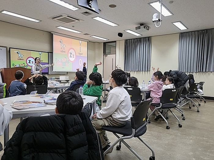 사진2. '잉글리씽' 프로그램 중 학생들이 발표하는 모습.jpg