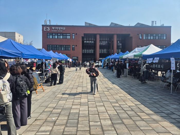 충북대 보도자료(새 학기 설렘 가득 봄바람 따라 열린 가두모집) (1).jpg