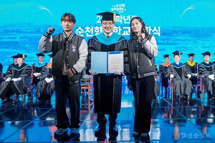 사진 01 카자흐스탄 출신 국제대학 글로벌자유전공학과 1학년 신입생 딜나즈 학생이 입학선서를 한 뒤 송병국 총장과 기념촬영을 하고 있다.jpg