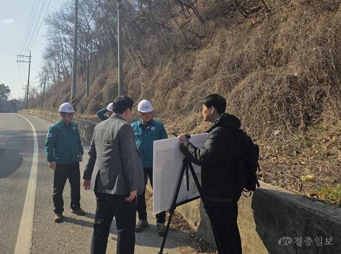 안전총괄과(최광복 건설안전교통국장 해빙기 급경사지 붕괴위험지역 현장점검) (2).jpg