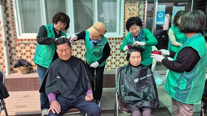 불정면 새마을회가 24일 가호경로당에서 어르신들에게 염색 봉사활동을 하고 있는 장면 (3).jpeg