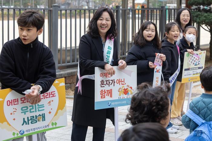 ‘웃음꽃 핀 등굣길, 마음 건강한 학교 만들기’1.jpg