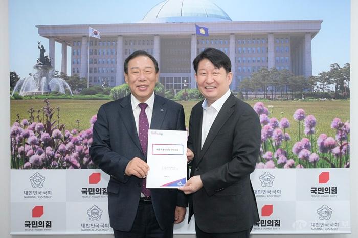 왼쪽부터 최민호 시장, 권영진 의원(대외협력담당관).jpg