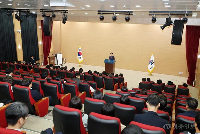 (4. 1. 추가보도자료) 윤건영 교육감, 4월 월례조회 실시(사진2).jpg