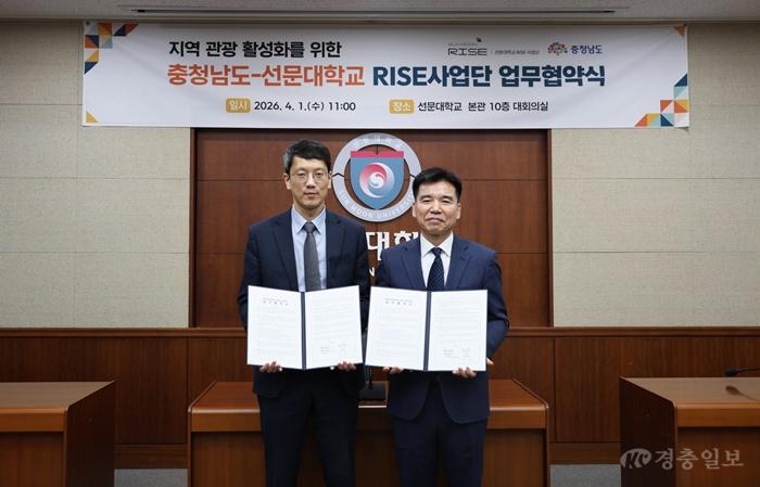 사진 2. 업무협약 체결 후 기념촬영을 하고 있다.jpg