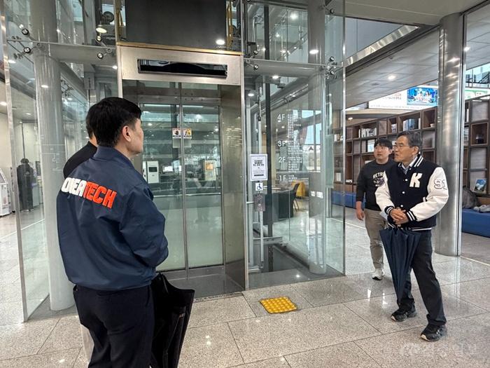 4월 10일(금) 유길상 총장(오른쪽)이 교내 시설을 돌며 에너지절감 비상대책 현장 점검을 하는 모습 (1).jpg