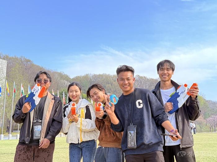 사진 4. 유학생들이 미얀마 물축제를 즐기고 있다.jpg