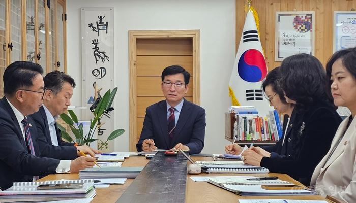 (4.17. 추가보도자료) 윤건영 교육감, 교육활동 보호를 위한 학교안전 전면 점검 지시 사진.jpg