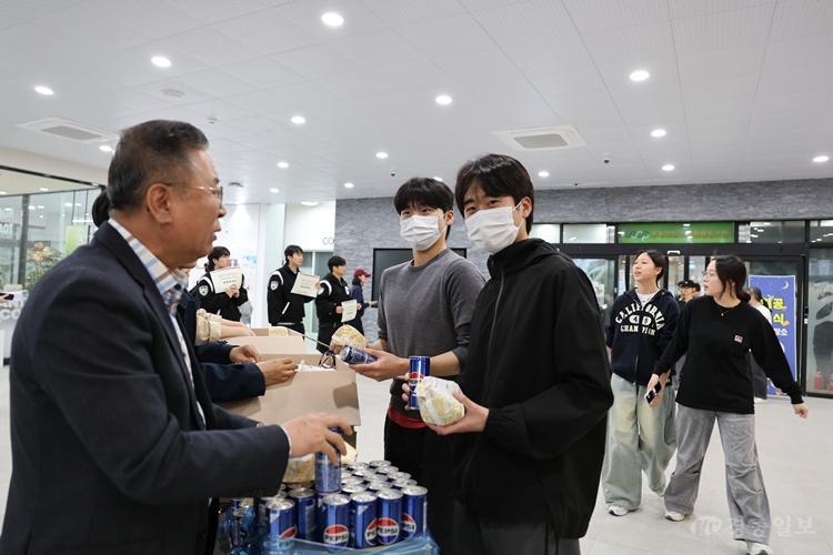 충북대 보도자료(‘열공야식’에 학생들 호응…“시험기간 큰 응원 느껴요!”) (1).JPG