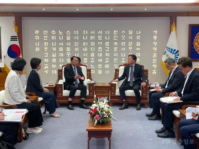 홍콩 정부 세종시 방문_가운데 왼쪽부터 에릭 찬 홍콩 정무사장, 이호식 세종시 국제관계대사(대외협력담당관).jpg
