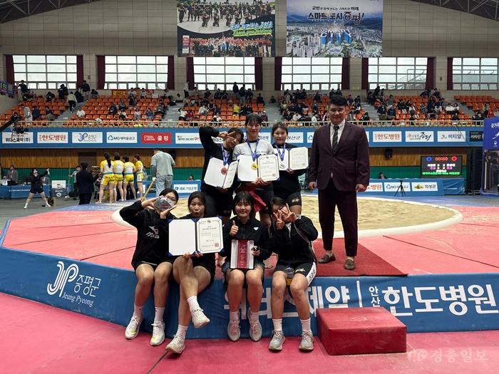 괴산군청 여자씨름단이 20일 제27회 증평인삼배 전국장사씨름대회에서 기념사진을 찍고 있다.jpg
