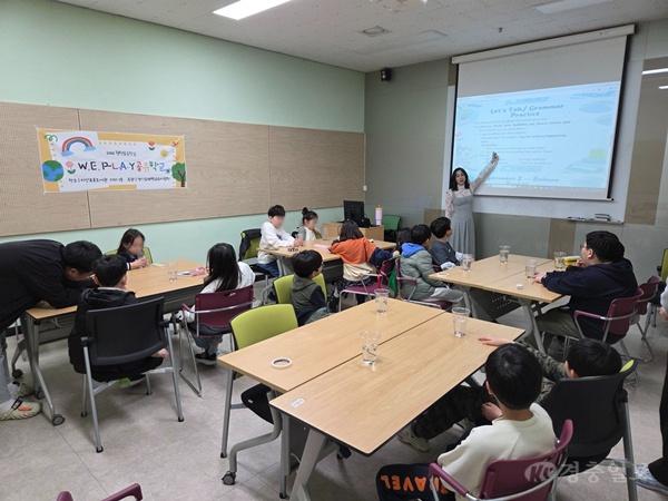 1 평택교육지원청과 평택시립 지산초록도서관 공동 주관 영어문화 체험 프로그램 위플레이학교 성황.jpg