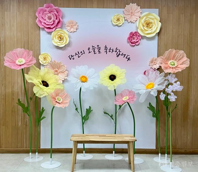 충주시, 민원실에 ‘행복 포토존’ 운영… 시민의 특별한 순간 기념 (2).jpg