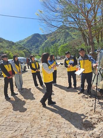 이수현 괴산부군수가 24일 청천면 상신리 신월천 일대를 점검하고 있다. (1).jpg
