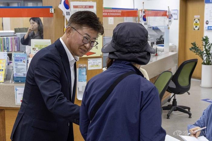 1. 대전 대덕구, 고유가 지원금 지급 첫날 점검 나서(1).jpg
